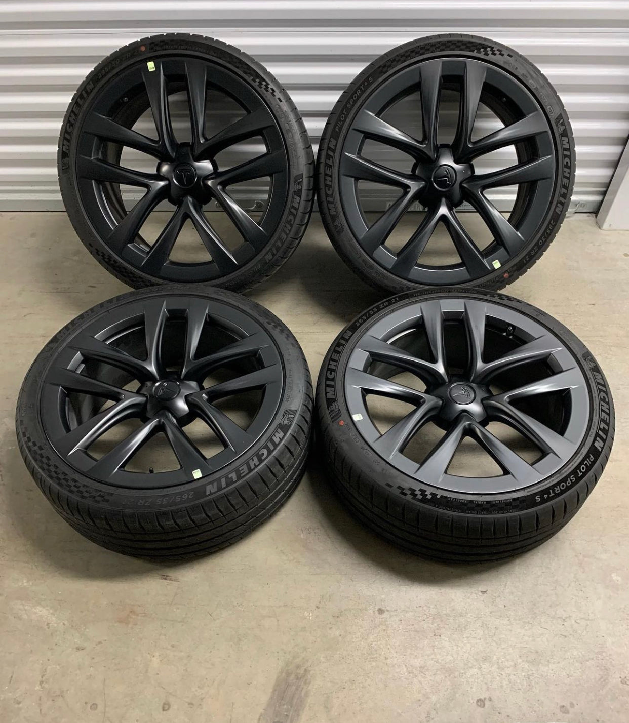 21 inch Tesla Model S Plaid Wheels and Tires .